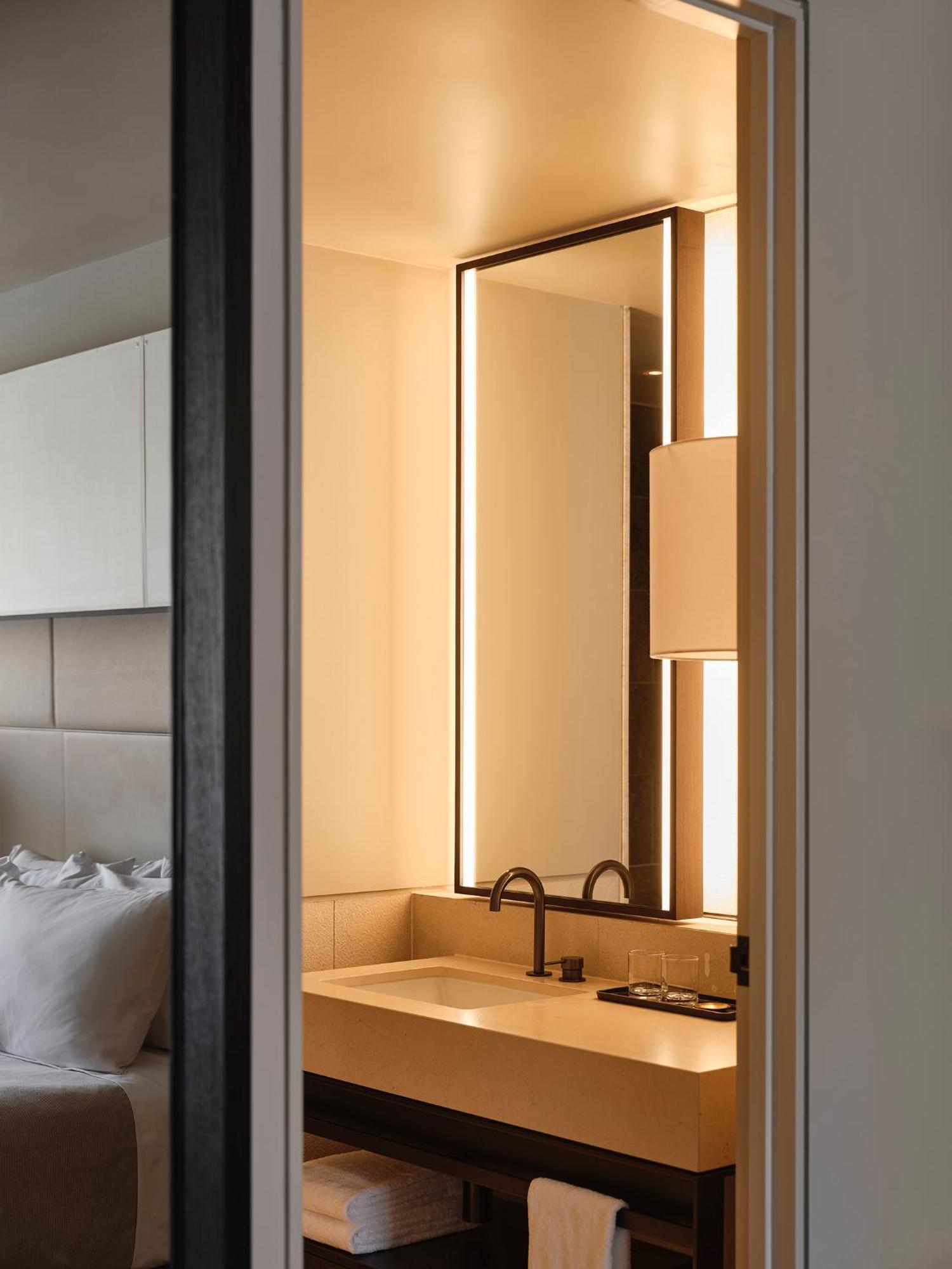 Deluxe King Suite,1689846394:JPEG